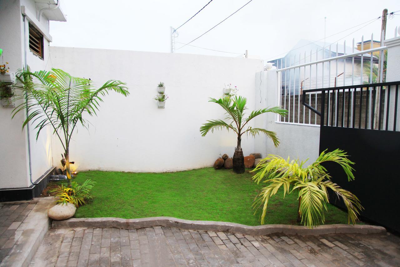 Rohini Residence Airport Transit Hotel Katunayaka Exterior photo