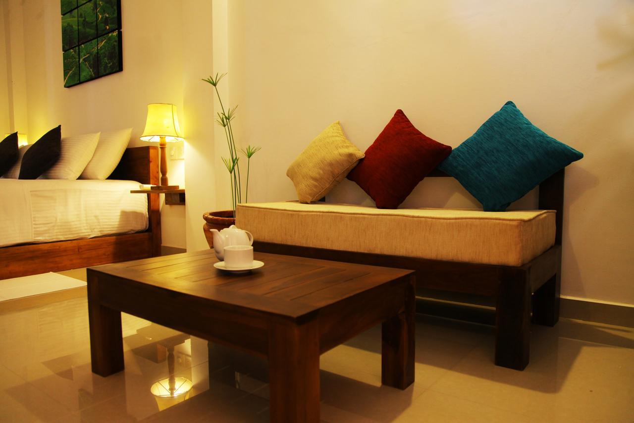 Rohini Residence Airport Transit Hotel Katunayaka Exterior photo
