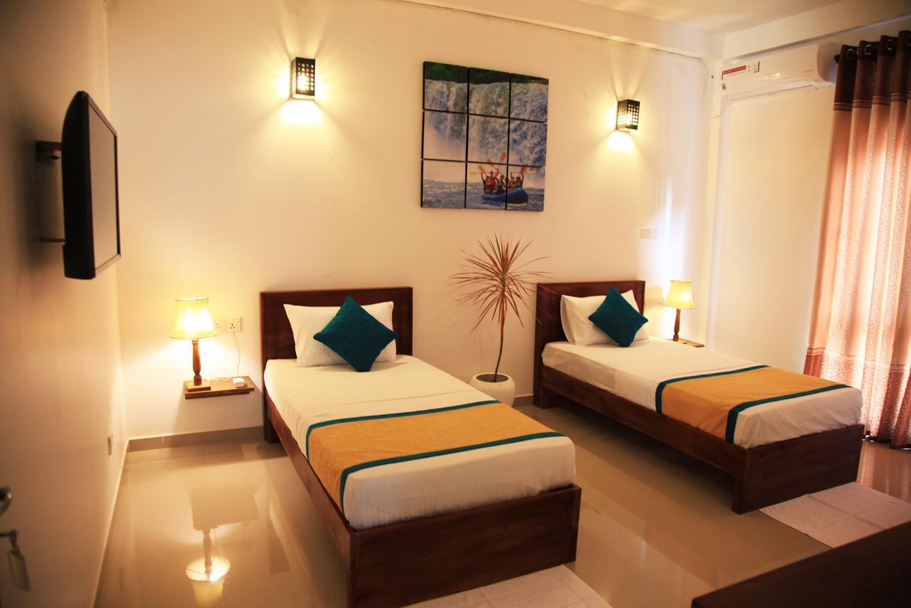 Rohini Residence Airport Transit Hotel Katunayaka Exterior photo