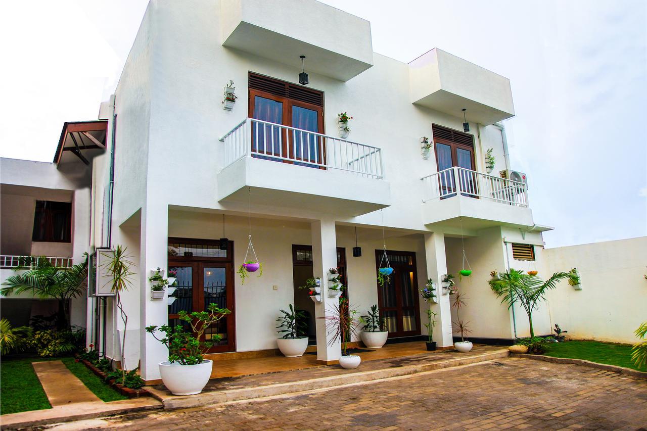 Rohini Residence Airport Transit Hotel Katunayaka Exterior photo