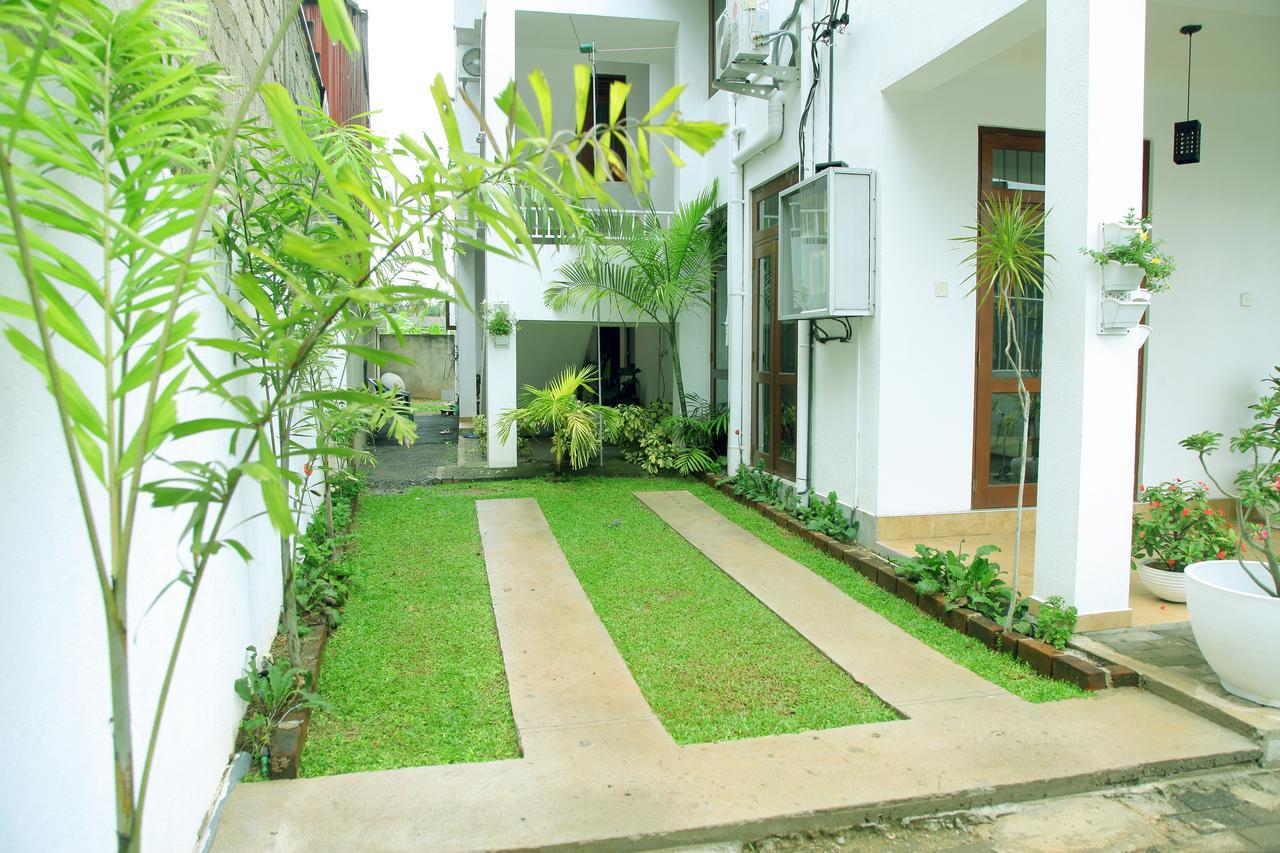 Rohini Residence Airport Transit Hotel Katunayaka Exterior photo